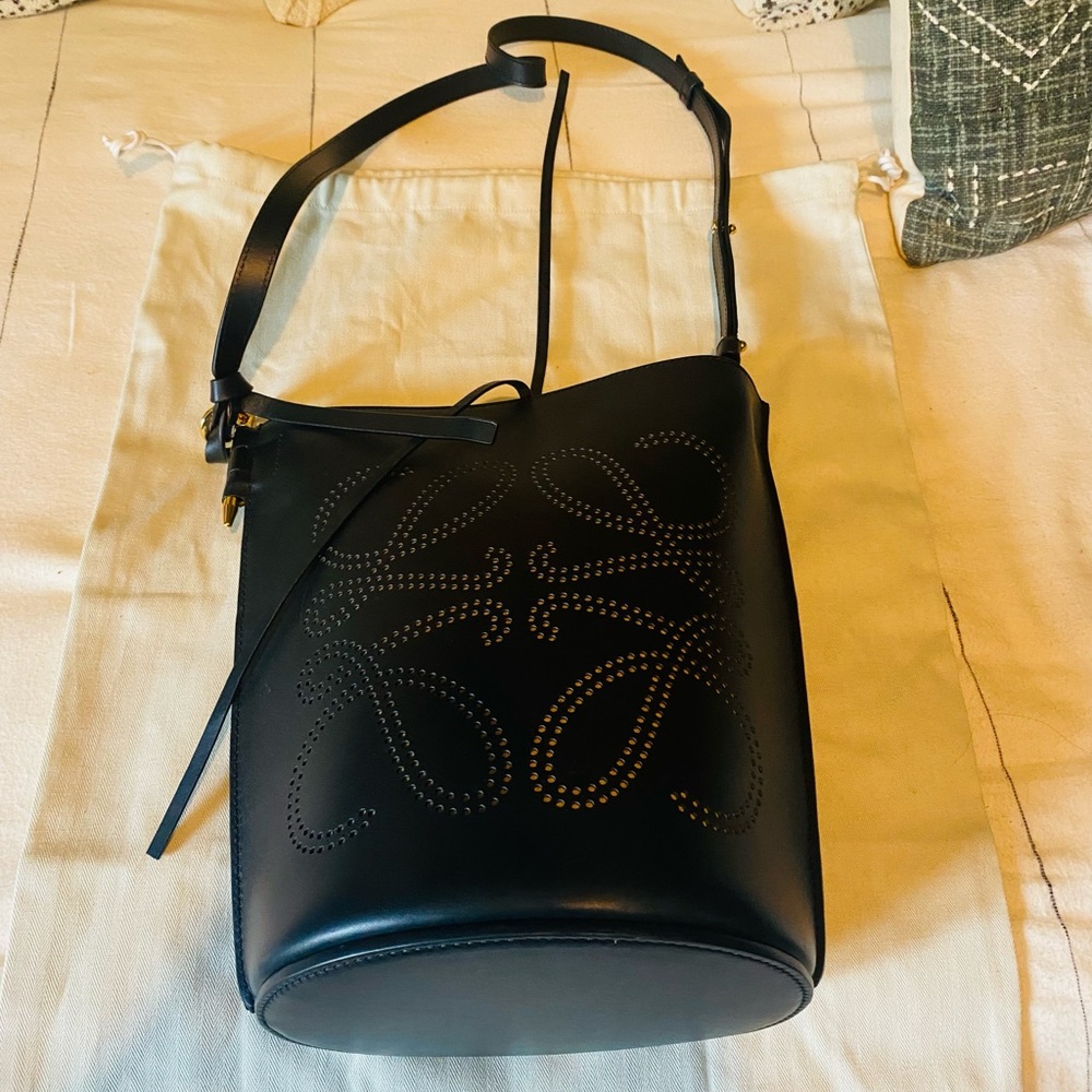 Loewe Anagram bucket bag with dust cover.  Excellent condition✨